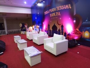 Sofa Putih di Panggung
