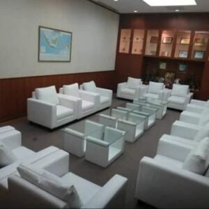 Sofa Putih Single di Ruangan